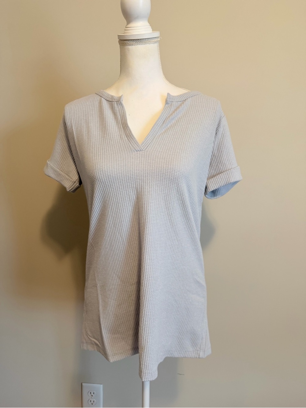 Zenana Waffle Knit short sleeve v neck T-shirt woman's size small gray NIB - Picture 2 of 9